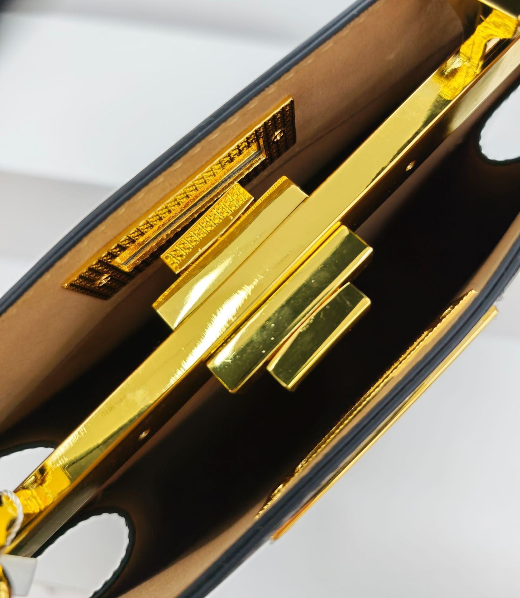 תיק צד מרובע Elite Double-Lock - קומפקטי יוקרתי