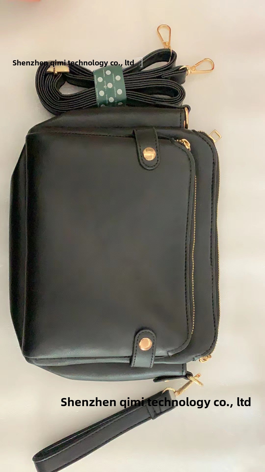 תיק עור עם רצועת עור 